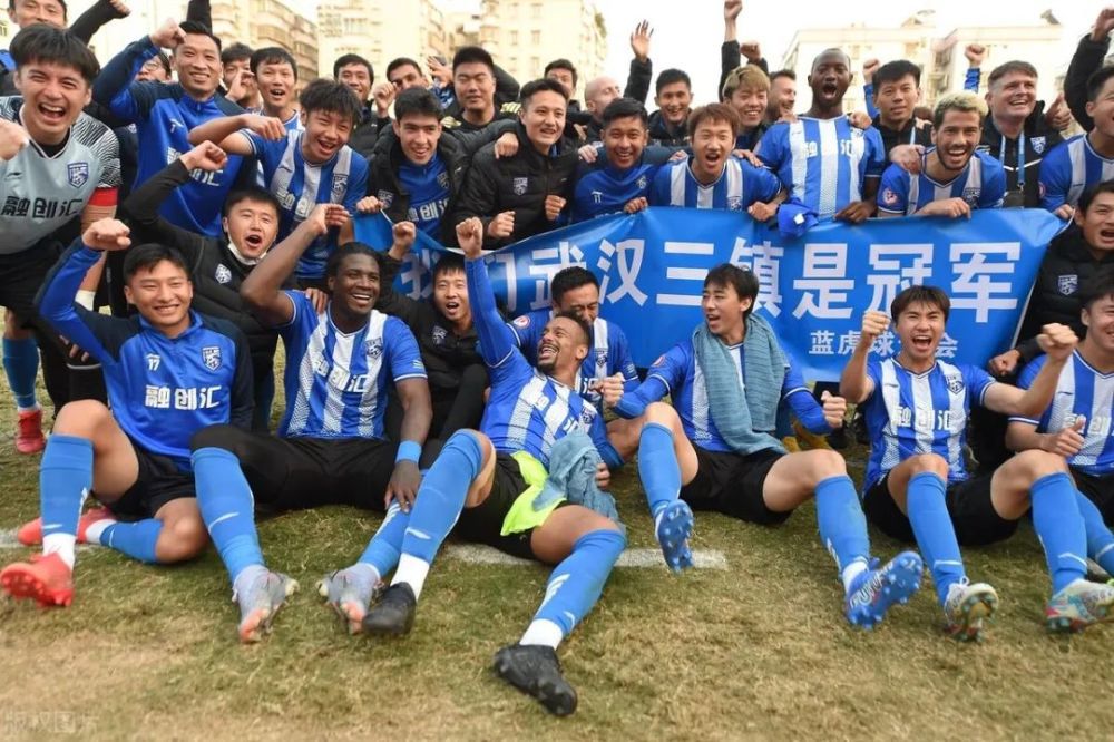 亚冠-吉达联合2-1阿尔马雷克提前出线 本泽马多次造威胁哈姆达拉双响北京时间11月28日，亚冠小组赛C组第5轮，吉达联合客场对阵阿尔马雷克，本场比赛本泽马先发出战。